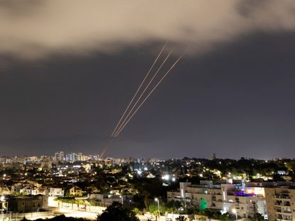 القبة الحديدية الإسرائيلية خلال اعتراض مسيرات وصواريخ إيرانية فوق عسقلان. 14 أبريل 2024 - Reuters