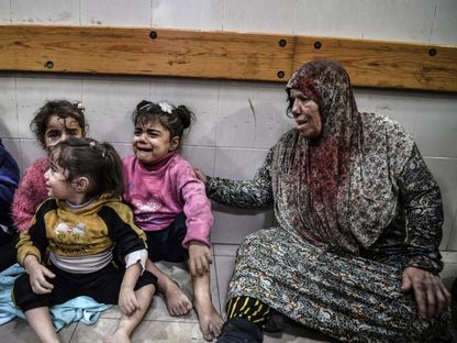 أطفال فلسطينيون مصابون جرّاء قصف إسرائيلي وينتظرون العلاج في مستشفى ناصر بخان يونس غزة. 5 ديسمبر 2023 - AFP