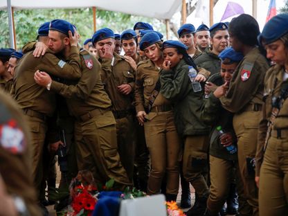 جنود إسرائيليون في جنازة أحد زملائهم ممن قتلتهم عناصر الفصائل الفلسطينية خلال الهجوم الإسرائيلي على غزة. 17 نوفمبر 2023 - Reuters