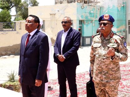 رئيس مجلس الوزراء السوداني كامل إدريس خلال زيارة تفقدية لقيادة منطقة البحر الأحمر العسكرية 7 يونيو 2025 - وكالة الأنباء السودانية "سونا"
