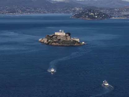 ما هو سجن ألكاتراز الذي دعا ترمب إلى إعادة تشغيله؟