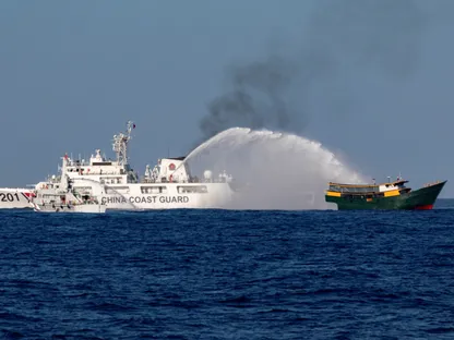 سفن خفر السواحل الصينية تطلق مدافع المياه باتجاه سفينة إمداد فلبينية في بحر الصين الجنوبي. 5 مارس 2024 - Reuters