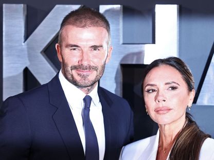 ديفيد بيكهام وزوجته فيكتوريا على السجادة الحمراء في العرض الأول لفيلم Beckham، لندن، 3 أكتوبر 2023. - AFP