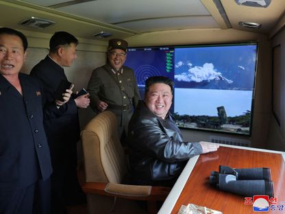 زعيم كوريا الشمالية كيم جونج أون يتابع اختبار إطلاق صاروخ باليستي تكتيكي يدخل فيه نظام ملاحة مستقل جديد في مكان غير معلوم. 18 مايو 2024 - AFP
