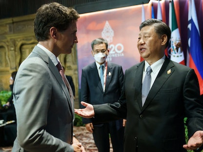 الرئيس الصيني شي جين بينج خلال حديث مع رئيس الوزراء الكندي جاستن ترودو على هامش قمة العشرين في بالي بإندونيسيا. 16 نوفمبر 2022 - via REUTERS
