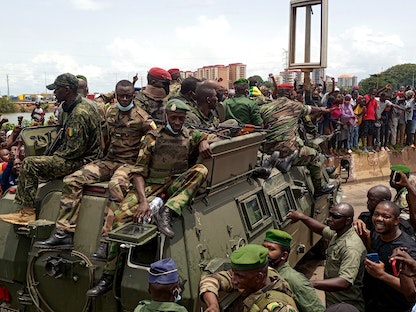 أهالي يهتفون لجنود الجيش بعد الإطاحة بالرئيس ألفا كوندي في حي كالوم بكوناكري، غينيا، 6 سبتمبر 2021 - REUTERS