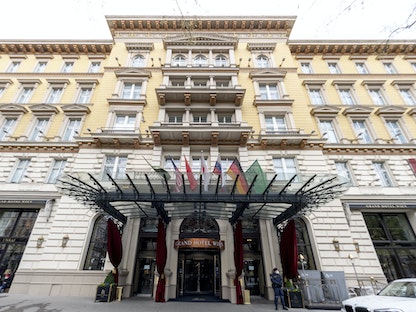 مدخل فندق غراند في فيينا، حيث تجرى المفاوضات بشأن العودة للاتفاق النووي، 6 أبريل 2021 - AFP