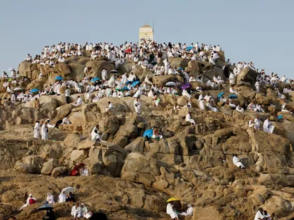 الحجاج على صعيد عرفات لأداء ركن الحج الأعظم