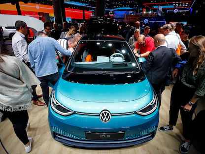 زوار ينظرون إلى سيارة فولكسفاغن الكهربائية ID.3 في معرض فرانكفورت للسيارات، ألمانيا، 12 سبتمبر 2019 - REUTERS