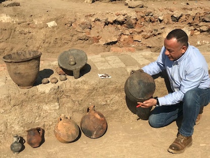 الأمين العام للمجلس الأعلى للآثار في مصر الدكتور مصطفى وزيري يتفحص عدداً من الآثار المكتشفة في المدينة السكنية شرق الأقصر. 24 يناير 2023 - facebook/tourismandantiq