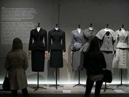 زوار يطالعون الفساتين القديمة للمصممين Balenciaga و Christian Dior وآخرين ضمن معرض "Les Annees 50 ، La mode en France" (الخمسينيات. أزياء في فرنسا ، 1947-1957) في متحف الأزياء Palais Galliera في العاصمة الفرنسية باريس - 10 يوليو 2014 - REUTERS