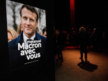 ملصق دعائي لحملة الرئيس الفرنسي إيمانويل ماكرون بمدينة مرسيليا يحمل عبارة "ماكرون معك" - 12 مارس 2022 - AFP