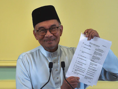 رئيس الوزراء الماليزي أنور إبراهيم خلال مؤتمر صحافي في بوتراجايا للإعلان عن أعضاء حكومته الجديدة، 2 ديسمبر 2022 - AFP