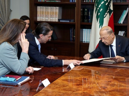 الرئيس اللبناني ميشال عون مستقبلاً الوسيط الأميركي آموس هوكستاين في القصر الرئاسي. 14 يونيو 2022 - REUTERS
