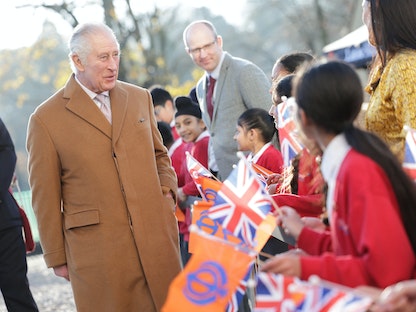ملك بريطانيا تشارلز  الثالث يتحدث مع أطفال المدارس المحلية خلال زيارة إلى معبد السيخ "جورو ناناك جوردوارا" المبني حديثاً في لوتون، بريطانيا- 6 ديسمبر 2022 - REUTERS