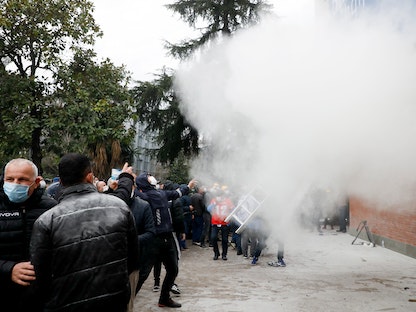 محتجون يهاجمون مقر الحزب الديمقراطي في تيرانا- 8 يناير 2022 - REUTERS
