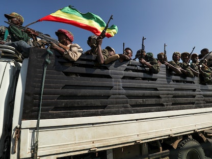 عناصر من مقاتلي إقليم أمهرة الإثيوبي على الحدود مع إقليم تيجراي خلال المعارك ضد جبهة تحرير شعب تيجراي - 9 نوفمبر 2020  - REUTERS