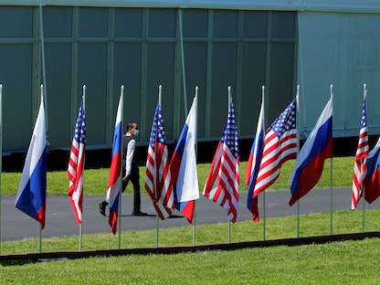 أعلام الولايات المتحدة وروسيا خلال قمة في جنيف- سويسرا - 16 يونيو 2021 - REUTERS
