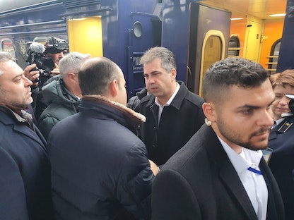 وزير الخارجية الإسرائيلي إيلي كوهين عند وصوله إلى العاصمة الأوكرانية كييف - 16 فبراير 2023 - twitter/@elicoh1