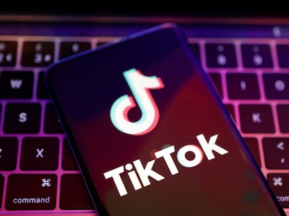 شعار تطبيق "تيك توك" على شاشة هاتف ذكي. 22 أغسطس 2022 - REUTERS