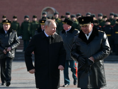 الرئيس الروسي فلاديمير بوتين ووزير الدفاع سيرغي شويغو خلال احتفال عسكري رسمي بجوار الكرملين، 23 فبراير 2021  - REUTERS