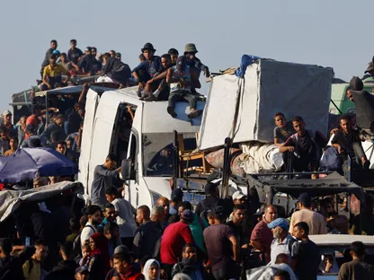 النازحون الفلسطينيون يواصلون العودة إلى شمال القطاع، بعد الانسحاب الإسرائيلي الأولي، 11 أكتوبر 2025 - REUTERS