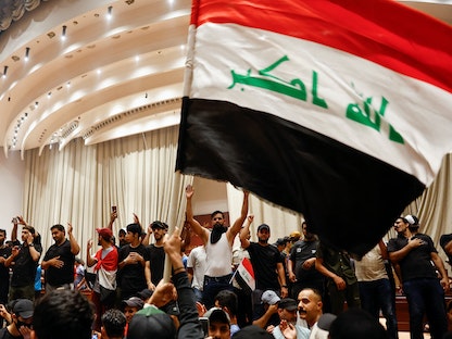 متظاهرون عراقيون خلال اعتصام داخل البرلمان العراقي في بغداد - 30 يوليو 2022 - REUTERS