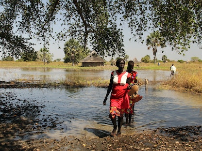امرأة نازحة تعبر منطقة غمرتها المياه في قرية مدير أجاك جنوب السودان - 27 نوفمبر 2020 - REUTERS