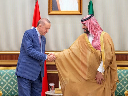 ولي العهد السعودي الأمير محمد بن سلمان يصافح الرئيس التركي رجب طيب أردوغان خلال اجتماع في مدينة جدة. 29 أبريل 2022 - AFP