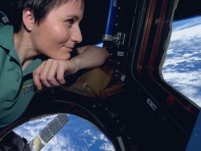 صورة غير مؤرخة لرائدة الفضاء الإيطالية سامنتا كريستوفوريتي داخل مركبة فضائية - twitter/AstroSamantha