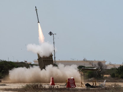 بطارية لمنظومة "القبة الحديدية" تعترض صواريخ أطلقت من قطاع غزة على مشارف مدينة عسقلان جنوبي إسرائيل. 7 أغسطس  2022 - AFP