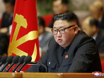 الزعيم الكوري الشمالي كيم جونغ أون خلال مؤتمر الحزب الشيوعي في بيونغ يانغ، 6 يناير 2021 - REUTERS