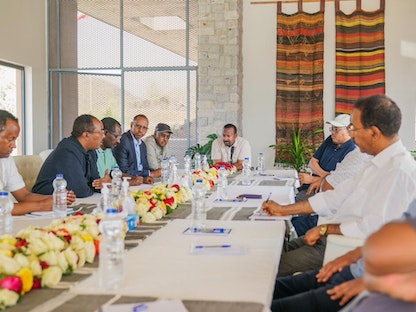 رئيس الوزراء الإثيوبي آبي أحمد يعقد أول اجتماع مع قادة إقليم تيجراي منذ توقيع اتفاق السلام في 2 نوفمبر في أديس أبابا. 3 فبراير 2023 - Twitter@RedwanHussien
