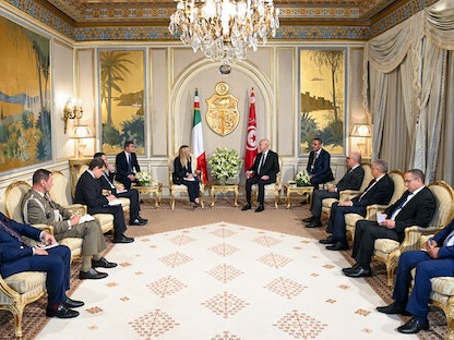 الرئيس التونسي قيس سعيّد خلال استقباله رئيسة الوزراء الإيطالية جورجيا ميلوني في قصر قرطاج بالعاصمة تونس. 7 يونيو 2023 - AFP