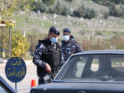 عناصر من الشرطة اللبنانية عندنقطة تفتيش في مرجعيون (جنوب) خلال الإغلاق العام- 7 يناير 2020 - REUTERS