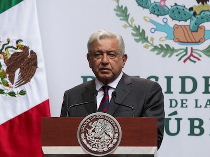 الرئيس المكسيكي أندريس مانويل لوبيز أوبرادور يقدم تقريره الفصلي عن برامج حكومته، في القصر الوطني في مكسيكو سيتي، المكسيك- 12 أبريل 2022. - REUTERS