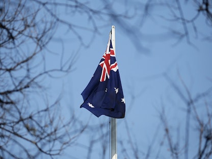 علم أستراليا فوق سفارتها في بكين- 24 يناير  2019 - REUTERS