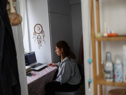 طالبة يونانية تعمل على حاسب لوحي داخل منزلها في أثينا. 15 أكتوبر 2022 - REUTERS