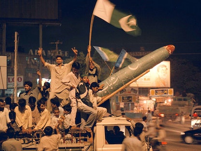 احتفالات في باكستان بعد نجاح التجارب النووية - 30 مايو 1998 - REUTERS