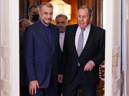 وزير الخارجية الروسي سيرجي لافروف ووزير الخارجية الإيراني حسين أمير عبد اللهيان يدخلان قاعة خلال لقاء في موسكو، روسيا - 15 مارس 2022 - REUTERS