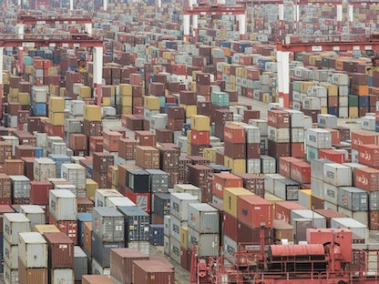 حاويات شحن في ميناء شنغهاي الصيني - 4 فبراير 2020 - Bloomberg