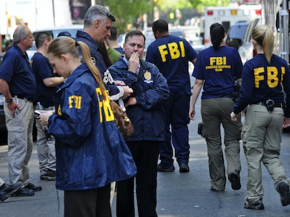 عناصر مكتب التحقيقات الفيدرالية الأميركية في أحد شوارع نيويورك. 18 أبريل 2014 - REUTERS