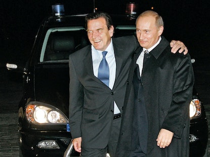 المستشار الألماني السابق جيرهارد شرودر إلى جانب الرئيس الروسي فلاديمير بوتين في مدينة سانت بطرسبرغ - 10 يوليو 2005 - REUTERS