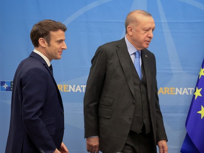 الرئيس الفرنسي إيمانويل ماكرون مع نظيره التركي رجب طيب أردوغان خلال قمة للناتو في بروكسل - 24 مارس 2022 - REUTERS