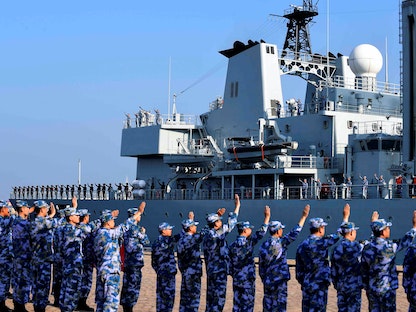جنود من البحرية الصينية يودّعون سفينة حربية خلال مهمة إلى خليج عدن - مقاطعة شاندونغ - الصين - 3 سبتمبر 2020 - REUTERS
