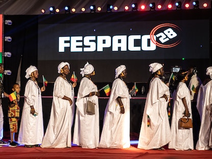 الوفد المالي يحمل الأعلام خلال حفل افتتاح مهرجان "فيسباكو" في عاصمة بوركينا فاسو واجادوجو. 25 فبراير 2023 - AFP