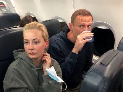 أليكسي نافالني وزوجته يوليا نافالنايا على متن طائرة خلال رحلة من برلين إلى موسكو، 17 يناير 2021 - REUTERS