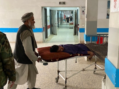 جانب من عملية نقل مصاب داخل مستشفى في مدينة مزار شريف الأفغانية. 9 مارس 2023 - AFP