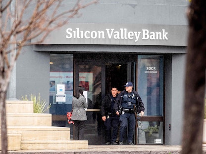 عناصر من الشرطة الأميركية يغادرون مقراً لبنك "سيليكون فالي" بعد إغلاقه في سانتا فاي بولاية كاليفورنيا. 10 مارس 2023 - AFP