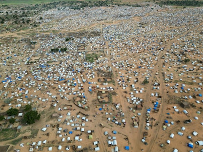 منظر جوي لملاجئ مؤقتة للسودانيين الذين فروا من الصراع في منطقة الجنينة بإقليم دارفور في أدري بتشاد. 20 يوليو 2023 - REUTERS